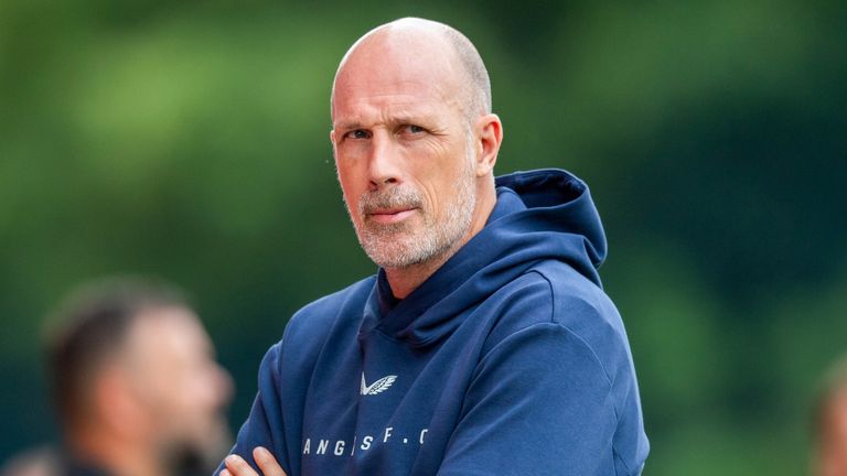 Clement uses Man Utd treble winners as example to lift Rangers