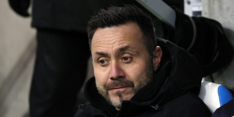 Roberto De Zerbi Tells Mikey Moore He’s Not in His Tottenham Plans